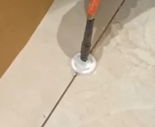 阳江市瓷砖空鼓维修公司专业解答瓷砖在铺贴过程中，如果没有涂抹均匀到位的粘结材料（如水泥砂浆或瓷砖胶），可能会导致以下问题