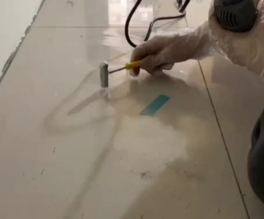 阳江市瓷砖开裂维修公司专业分享瓷砖在铺贴前如果没有沥干水分，将会导致以下问题