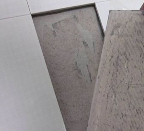 阳江市瓷砖空鼓维修公司分享瓷砖铺贴时如果打浆（即涂抹在瓷砖背面和基层上的砂浆或瓷砖胶）过少，会带来以下问题